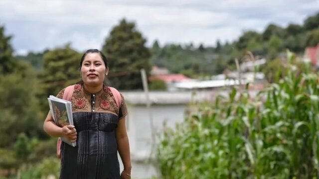 Linda enseña a leer en tsotsil a mujeres de Cruztón en Chamula
