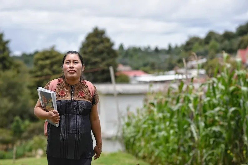 Linda enseña a leer en tsotsil a mujeres de Cruztón en Chamula