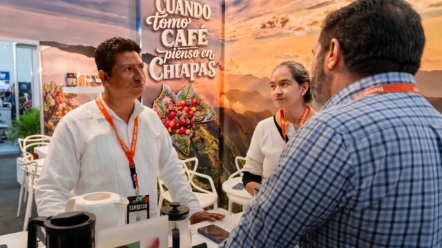 Lleva aroma de 182 mil productores: café de Chiapas conquista el World of Coffee en Panamá
