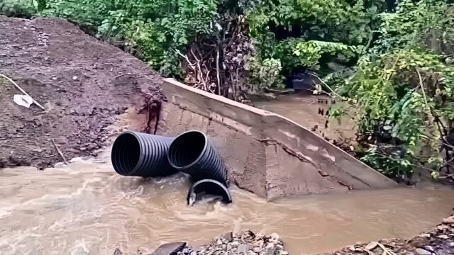 Lluvias colapsan por tercera vez el puente El Arcotete en La Concordia