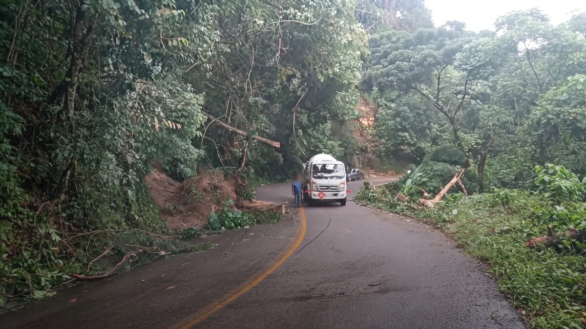 Lluvias provocan derrumbes en la carretera Huixtla-Motozintla y alertan por riesgo