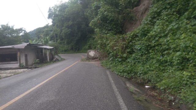 Lluvias provocan derrumbes y deslaves en la carretera Huixtla-Motozintla