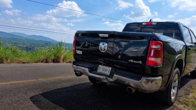 Lo alcanza en plena Curva del Gallo: camión de la ruta Berriozábal-Tuxtla abolla camioneta
