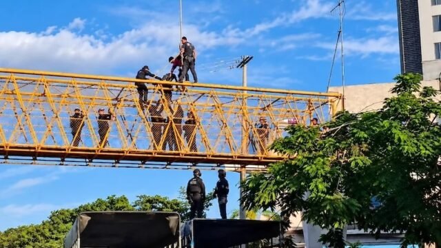 Lo bajan del puente amarillo: rescatan a hombre en crisis aquí mero en la Panamericana de Tuxtla