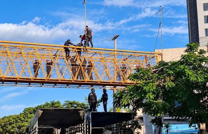 Lo bajan del puente amarillo: rescatan a hombre en crisis aquí mero en la Panamericana de Tuxtla