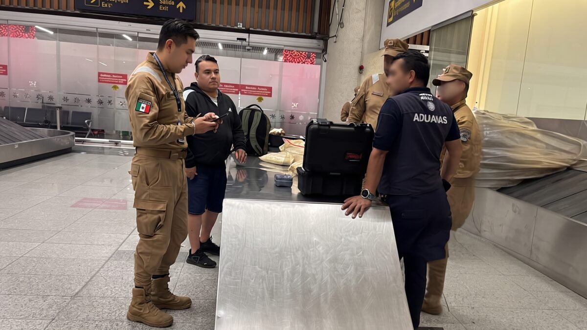 ¡Lo cachan en el AICM!: viajero de Miami llevaba casi 10 kilos de droga en el equipaje