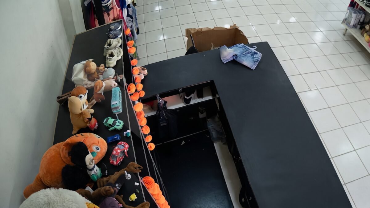 Lo cachan en la movida: finge ver ropa y se vuela un iPhone 15 en pleno centro de Tuxtla