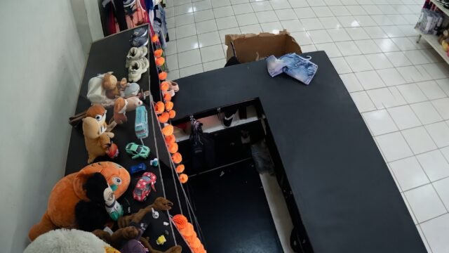 Lo cachan en la movida: finge ver ropa y se vuela un iPhone 15 en pleno centro de Tuxtla