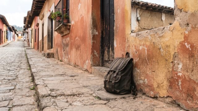 ¡Lo emborrachan y lo abandonan! Hallan a estudiante ebrio en calles de San Cristóbal