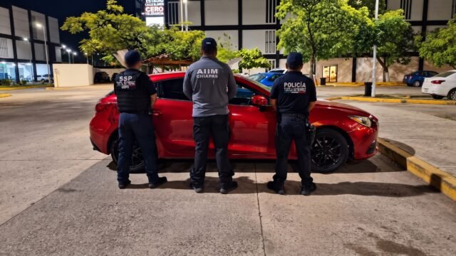 Lo robaron en Tabasco y apareció en Bonampak: hallan Mazda rojo abandonado en Tuxtla