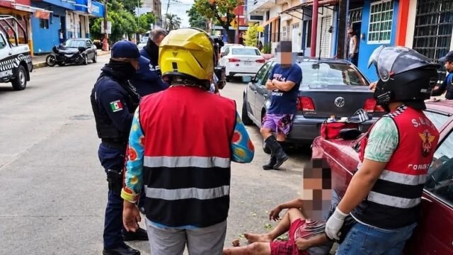 Lo tiran al suelo a patadas: cae presunto asaltante con cuchillo tras persecución en Tapachula