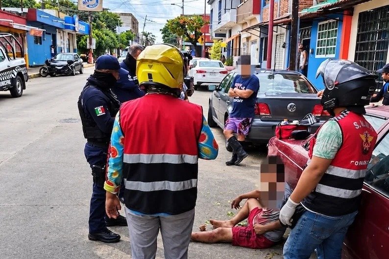 Lo tiran al suelo a patadas: cae presunto asaltante con cuchillo tras persecución en Tapachula