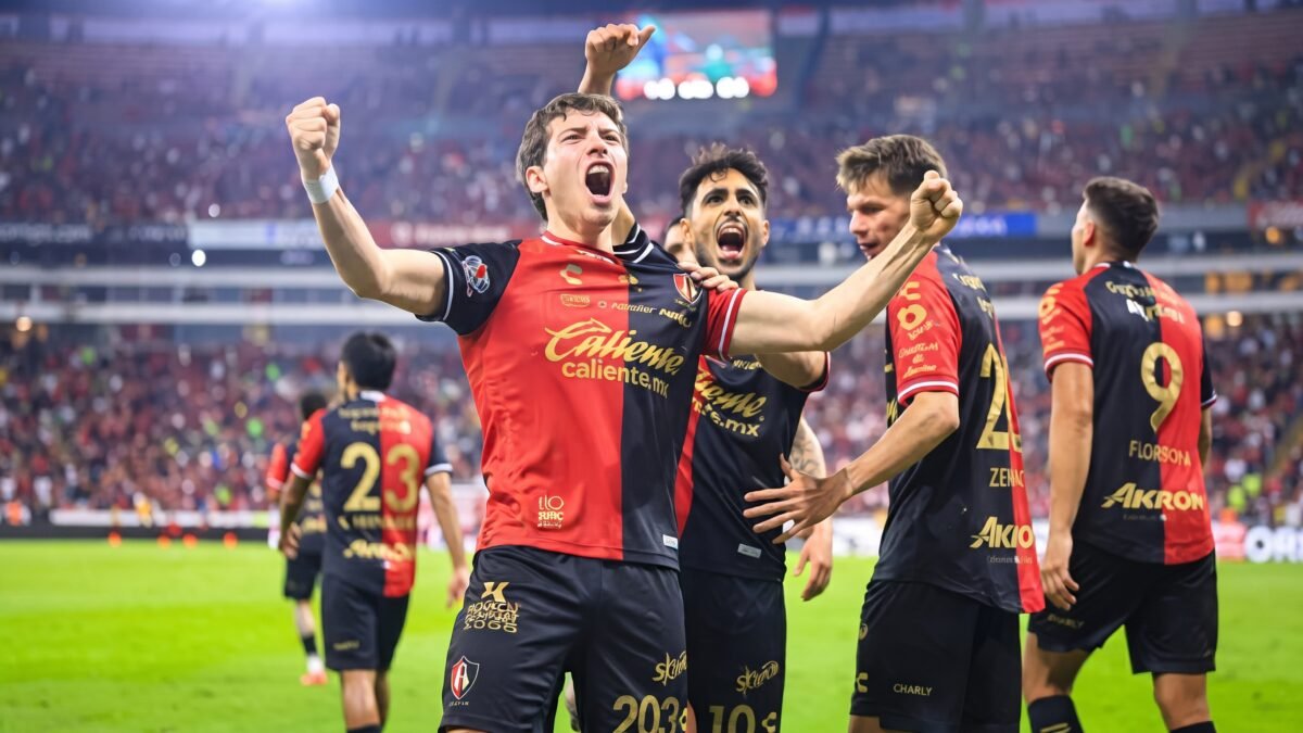 ¡Locura de siete goles en el Jalisco!: Atlas remonta y vence 4-3 al Puebla
