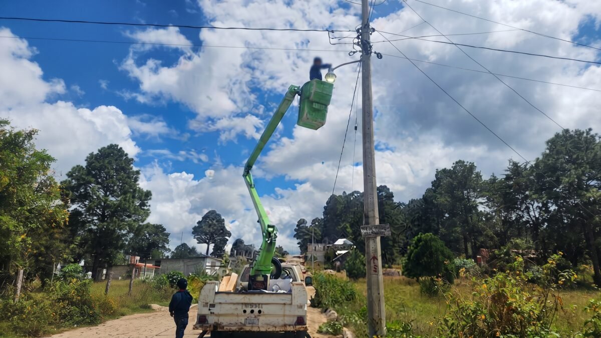 Luz para San Cristóbal: colocan lámparas y reparan circuitos en colonias y comunidades