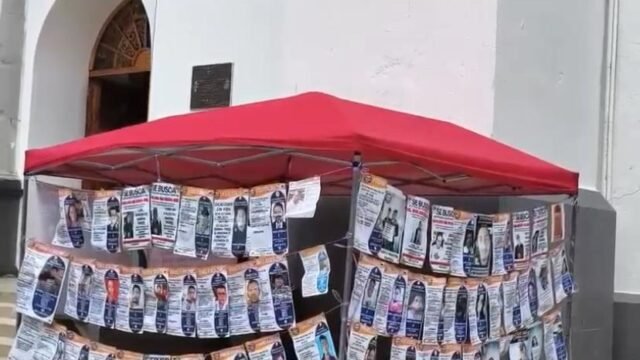 Madres buscadoras colocan tendedero de desaparecidos y exigen resultados en Tuxtla