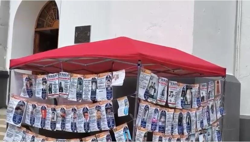 Madres buscadoras colocan tendedero de desaparecidos y exigen resultados en Tuxtla