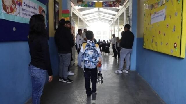 Maestros en México enfrentan grupos numerosos y violencia en escuelas