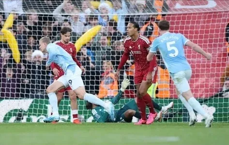 Manchester City golea 0-3 al Liverpool en Anfield y se mantiene líder de la Premier League