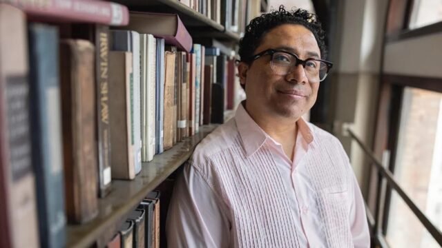 Manuel Iris, vinculado a Chiapas, gana medalla de oro en premio internacional de literatura