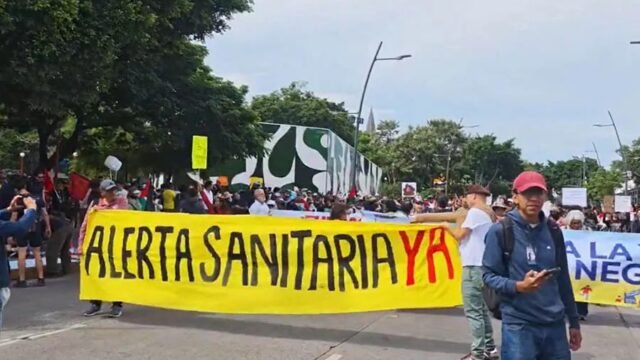 Marchan en Guadalajara contra agua contaminada y exigen salida de Pablo Lemus