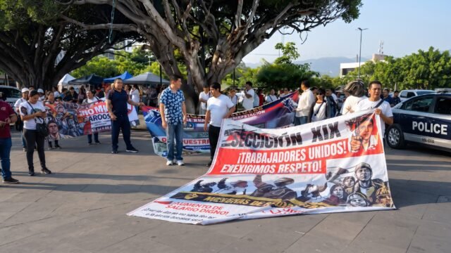 Marchan en Tuxtla: trabajadores activos del IMSS exigen la salida de su líder sindical