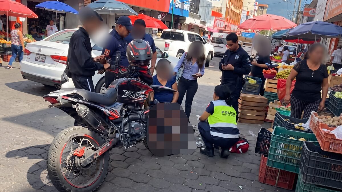 Motociclista atropella a mujer de la tercera edad en la Calle Central de Tuxtla