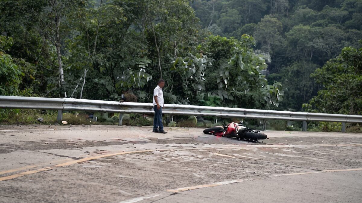Motociclista choca contra barra de contención en Amparo Agua Tinta, La Trinitaria