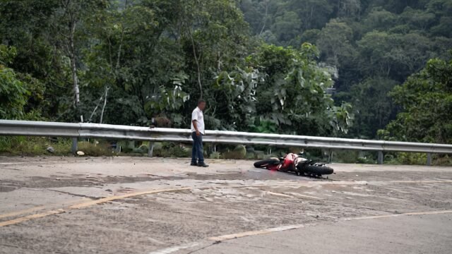 Motociclista choca contra barra de contención en Amparo Agua Tinta, La Trinitaria