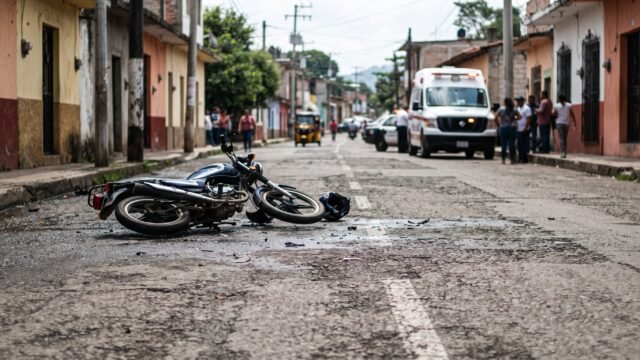 Motociclista resulta lesionada tras derrapar cerca de clínica en Tonalá