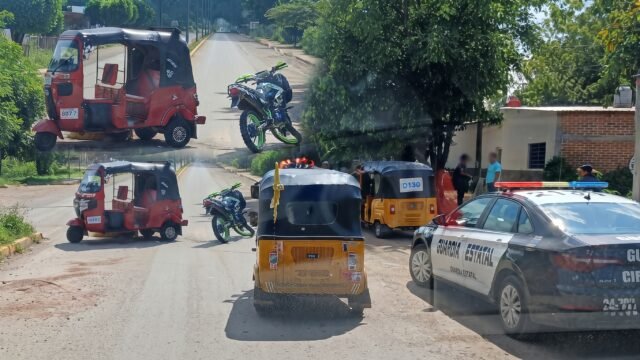 Motociclista resulta lesionado tras choque con mototaxi en bulevar de El Parral
