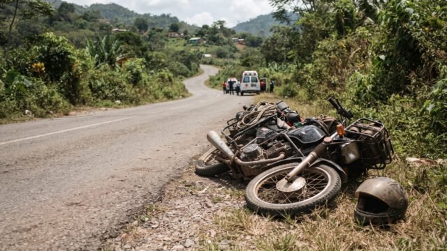 Motociclista resulta lesionado tras derrapar en carretera a Raymundo Enríquez en Tapachula