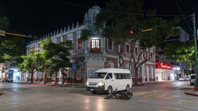Motociclista resulta lesionado tras hacer corte de circulación a combi en Tuxtla Gutiérrez