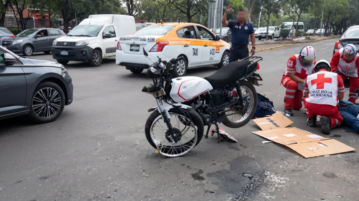 Motociclista se estrella contra camioneta en bulevar Andrés Serra Rojas