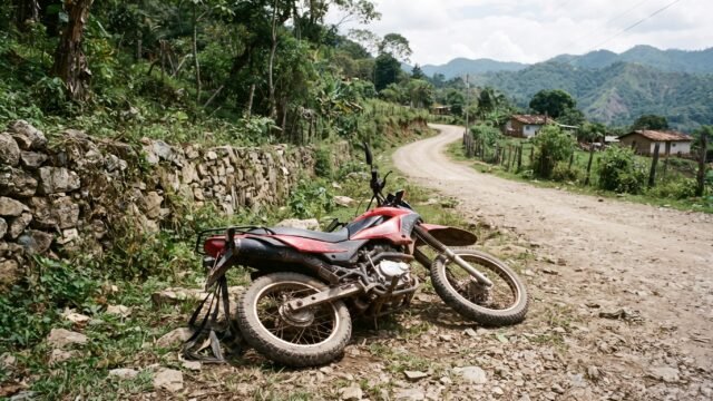 Motociclista se estrella contra muro en San Juan Chamula y resulta lesionado