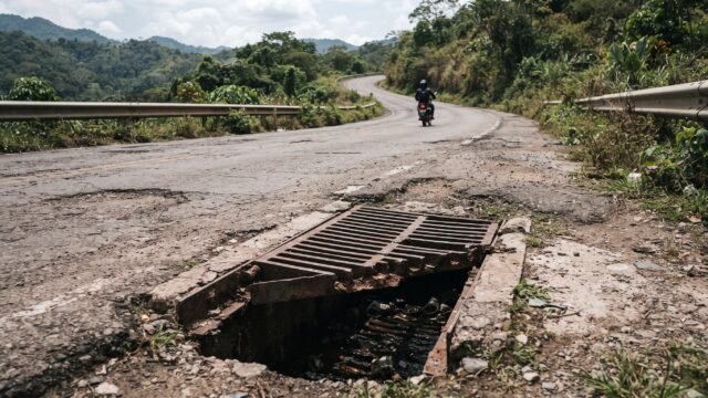 Motociclistas exigen reparar dren pluvial en libramiento de Villa Comaltitlán