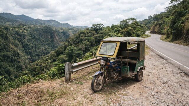 Mototaxi cae a un barranco en el tramo Acteal-Chenalhó y deja una lesionada