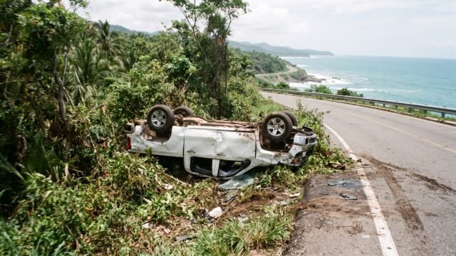 Muere pareja en volcadura en carretera Pijijiapan-Mapastepec; menor resulta herida