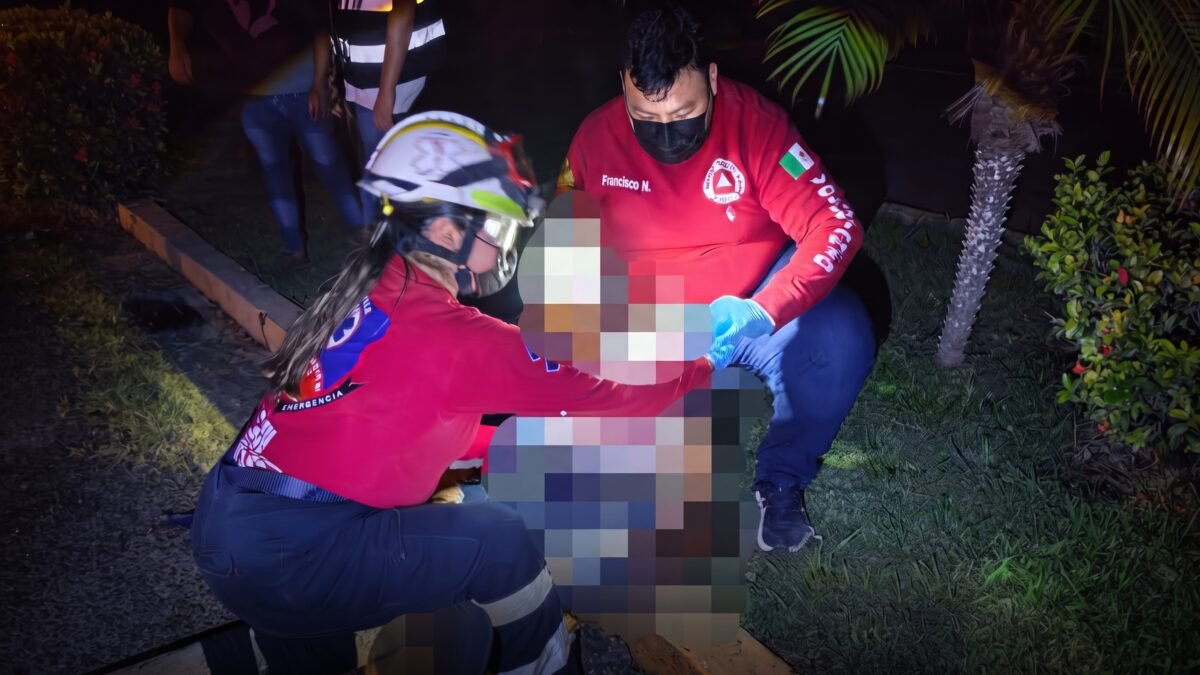 Mujer resulta lesionada tras derrape de moto y conductor huye en Villacorzo