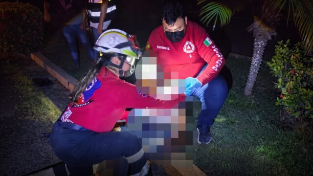 Mujer resulta lesionada tras derrape de moto y conductor huye en Villacorzo