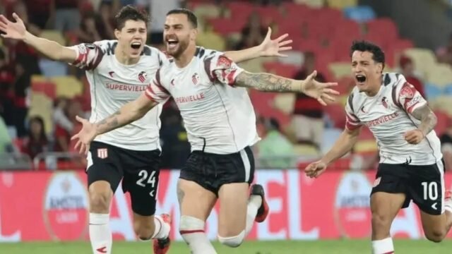 Muslera ataja tres penales en el Maracaná y mete a Estudiantes a la final ante Palmeiras