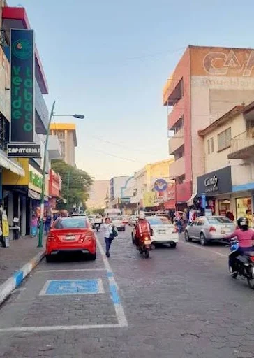 Nace bebé dentro de un taxi en Tuxtla Gutiérrez frente al Parque 5 de Mayo