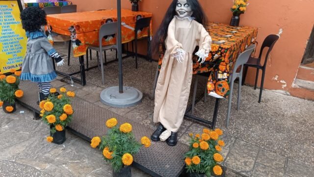 Negocios del centro de San Cristóbal se adornan para la temporada de Día de Muertos