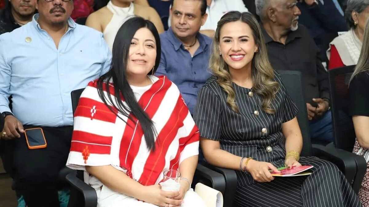 Niña escritora presenta su libro El misterio de Sofía en Congreso de Chiapas