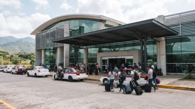 No es ‘derecho de piso’: aeropuerto de Chiapas aclara cobro que desató pleito con taxistas