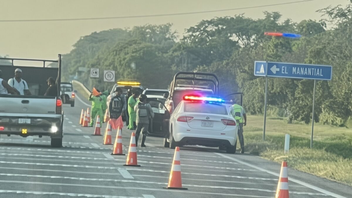 ¡No les dio tiempo de frenar!: carambola de tres autos sacude la autopista de Tonalá