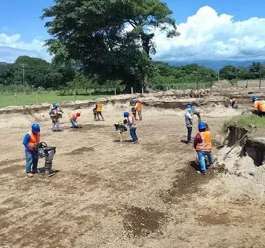 Obreros denuncian pagos incompletos en obra de Viviendas para el Bienestar en Huixtla