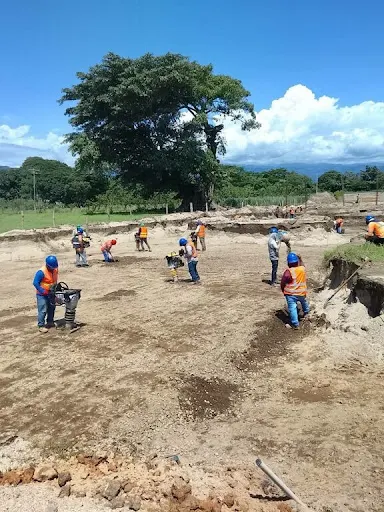 Obreros denuncian pagos incompletos en obra de Viviendas para el Bienestar en Huixtla