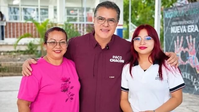 Paco Chacón entrega 350 chips de internet gratuito a estudiantes del Cobach en Tuxtla