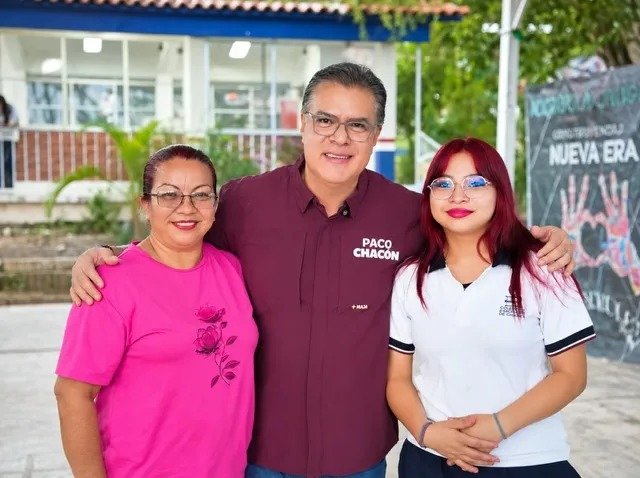 Paco Chacón entrega 350 chips de internet gratuito a estudiantes del Cobach en Tuxtla