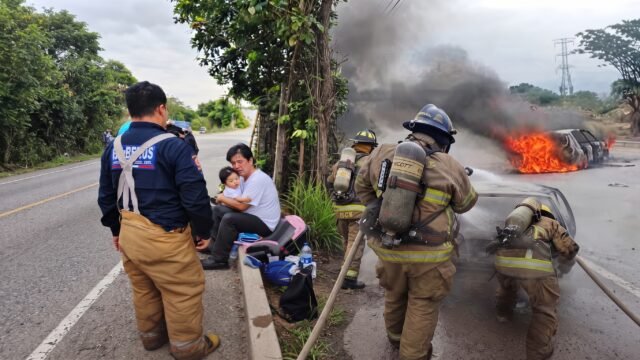 Padre rescata a su hija de auto en llamas en Tuxtla Gutiérrez